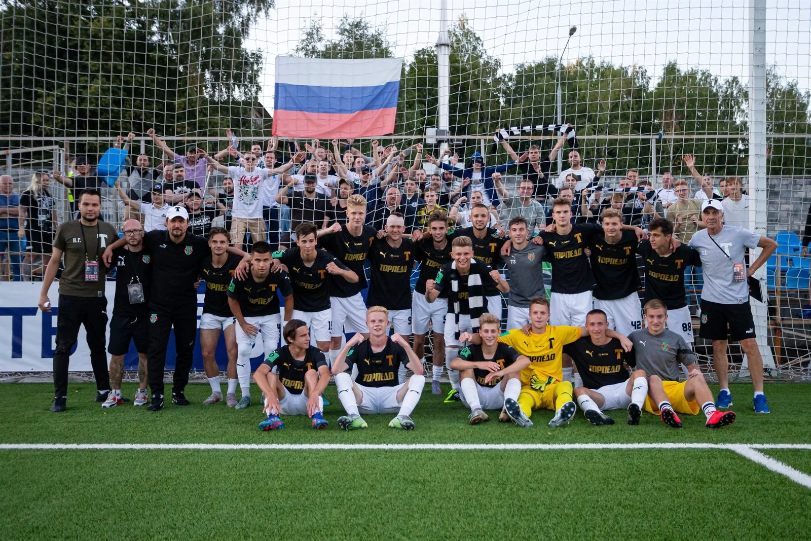 Команда Торпедо-2 вместе с болельщиками после матча